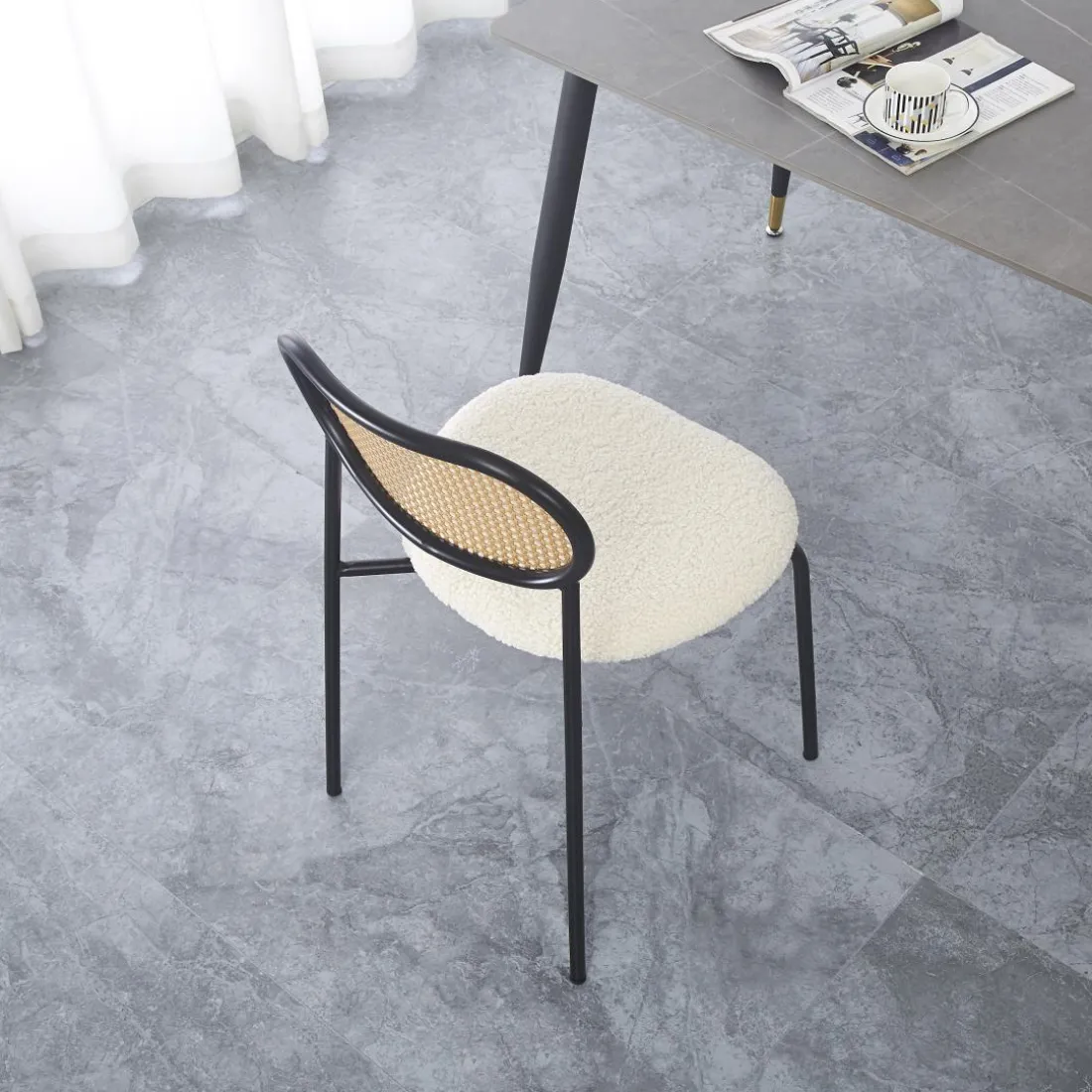 La chaise OREBRO design moderne et son élégant alliage de matières