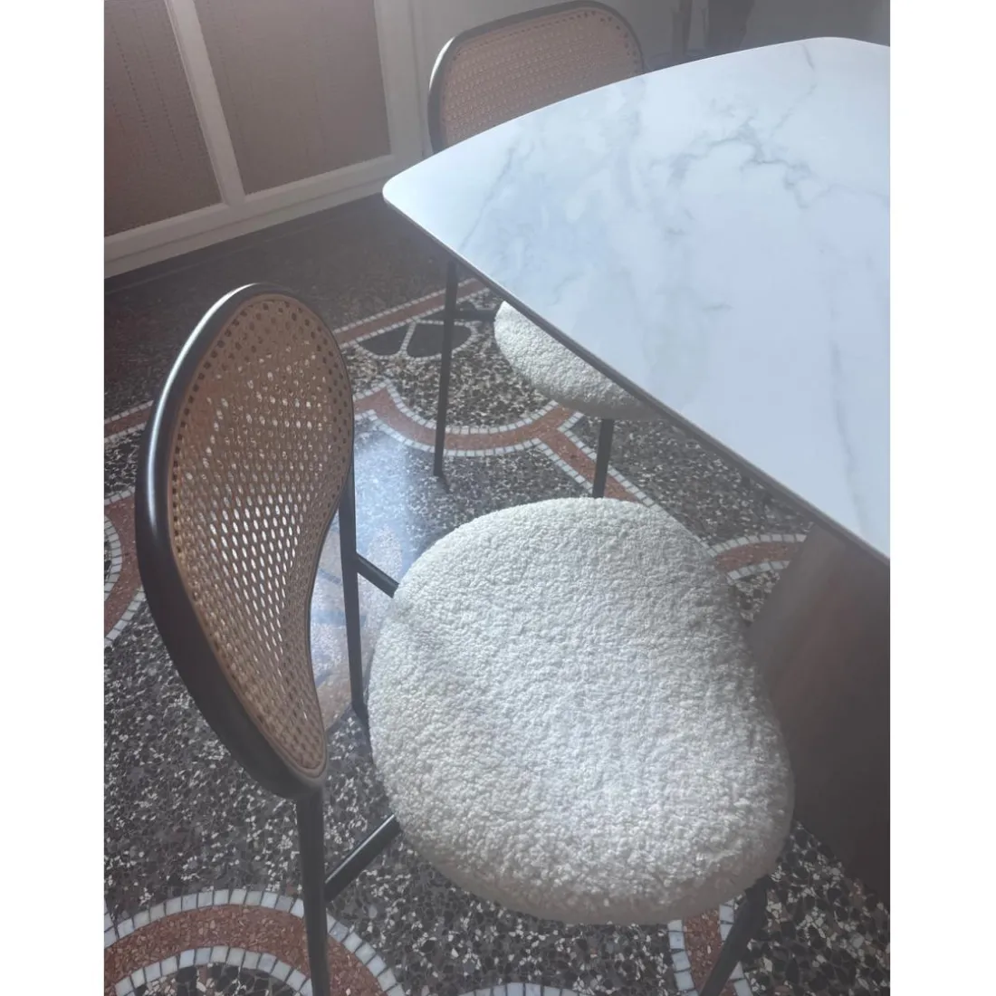 La chaise OREBRO design moderne et son élégant alliage de matières