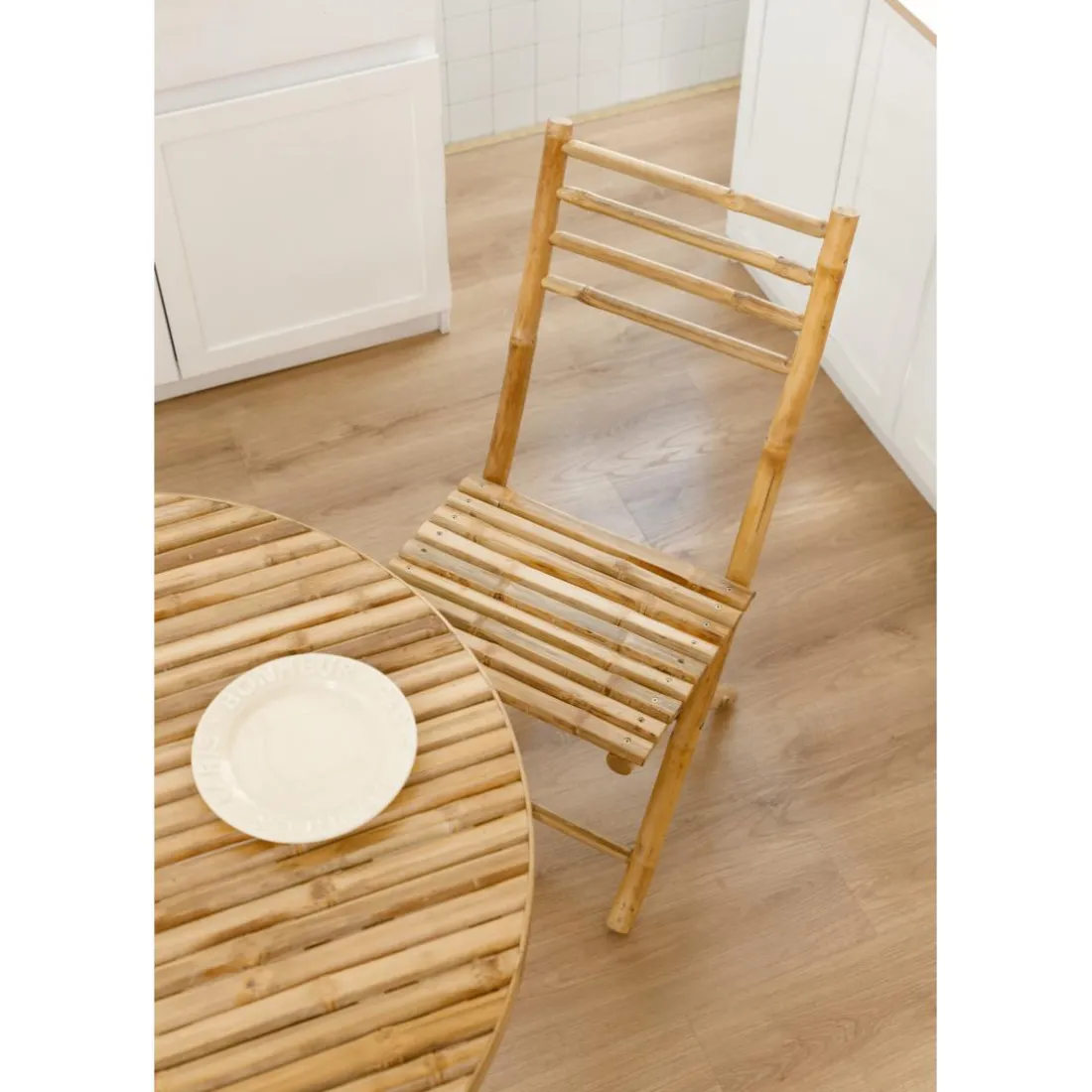 La chaise PALEMPANG design moderne et sa structure en bois massif marron