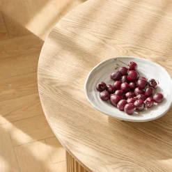 La set ARVIKA combinant une table basse et 2 poufs style scandinave