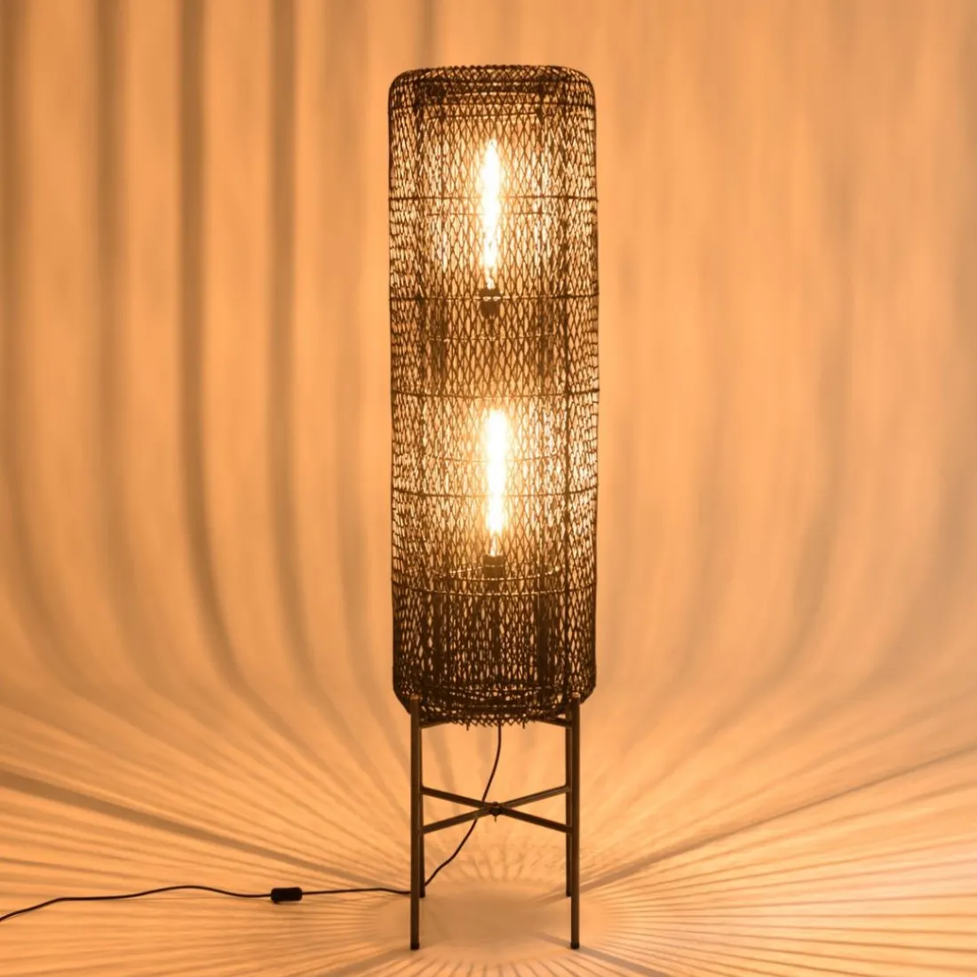 Lampadaire rotin couleur noire pieds acier SIXTINE