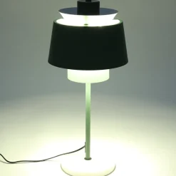 Lampe de table en métal vert de gris