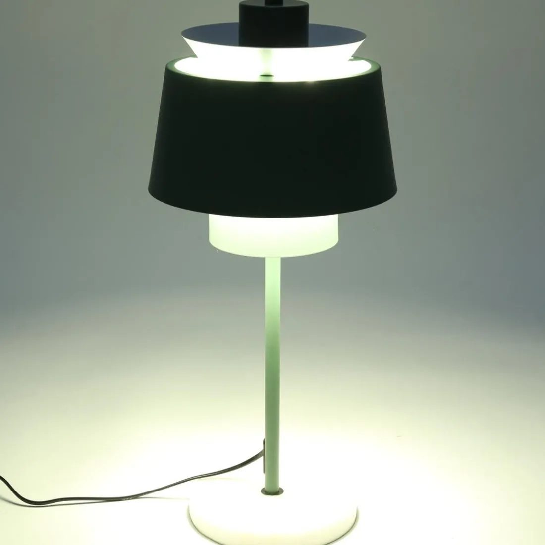 Lampe de table en métal vert de gris