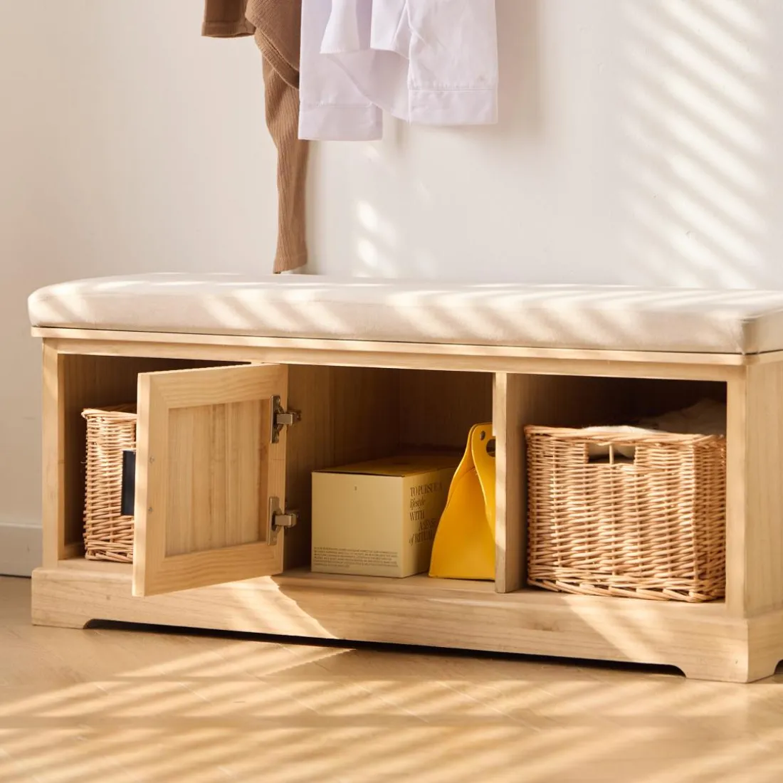 Le Banc CHIBA 1 porte et 2 rangements au style scandinave