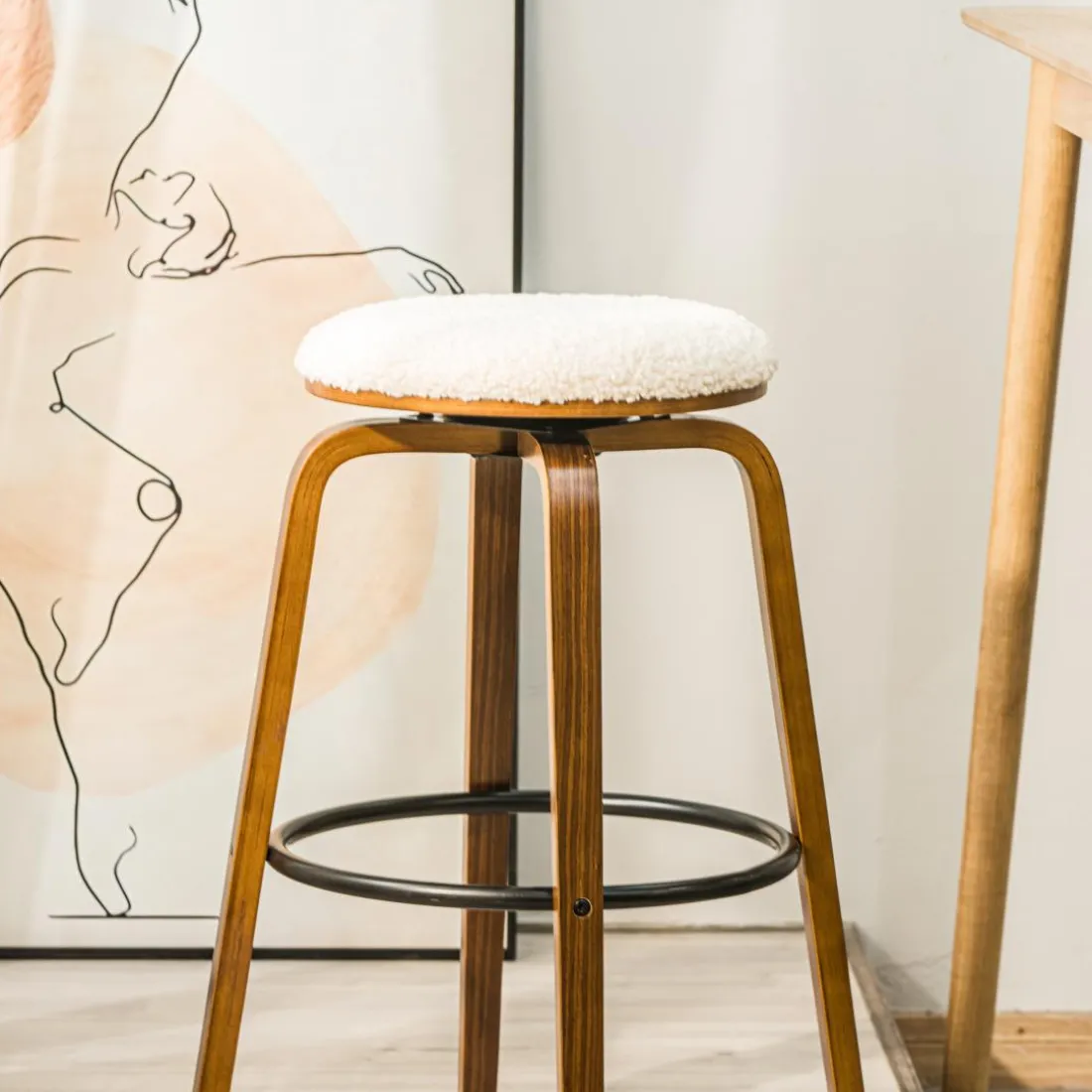 Le tabouret de bar MORENO design industriel élégant assise garnie premium avec une mousse ultra-dense
