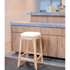 Le tabouret de bar OBIRA design scandinave élégant assise en rotin avec cousin amovible