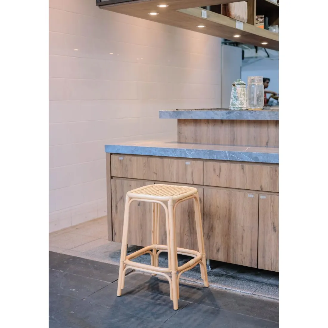 Le tabouret de bar OBIRA design scandinave élégant assise en rotin avec cousin amovible