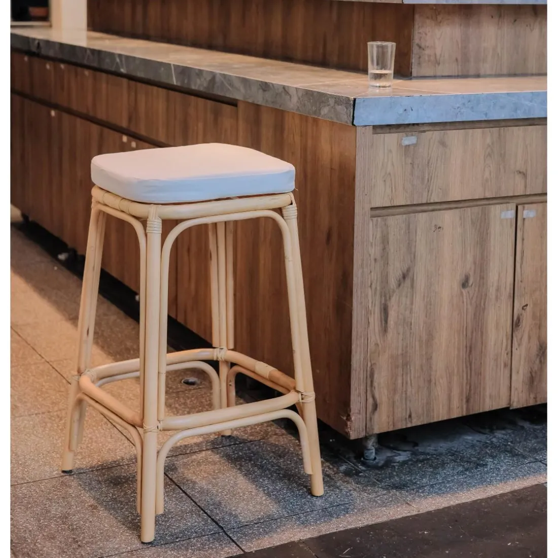 Le tabouret de bar OBIRA design scandinave élégant assise en rotin avec cousin amovible