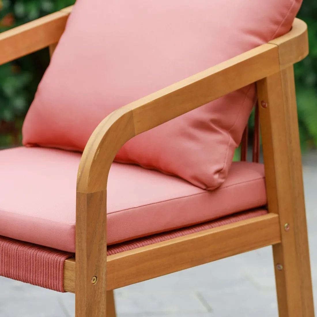 Les chaises intérieur extérieur en bois massif DELGADO design intemporel style scandinave rose