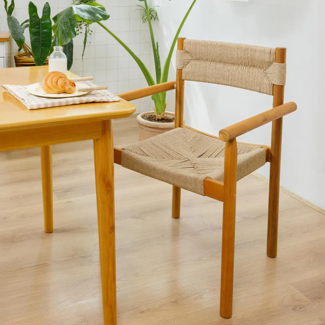 Les chaises OVALLE style scandinave Fabriquées en acacia massif et corde offrent un design intemporel
