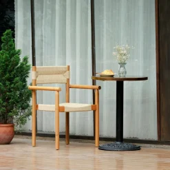 Les chaises OVALLE style scandinave Fabriquées en acacia massif et corde offrent un design intemporel