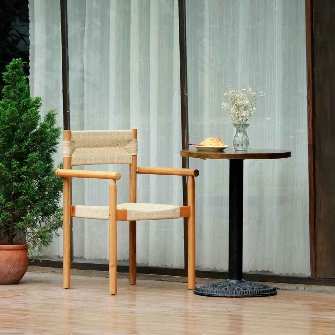 Les chaises OVALLE style scandinave Fabriquées en acacia massif et corde offrent un design intemporel