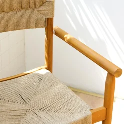 Les chaises OVALLE style scandinave Fabriquées en acacia massif et corde offrent un design intemporel