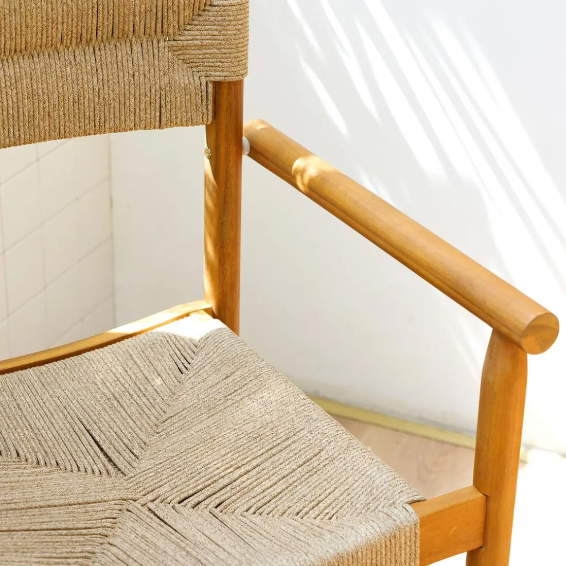 Les chaises OVALLE style scandinave Fabriquées en acacia massif et corde offrent un design intemporel