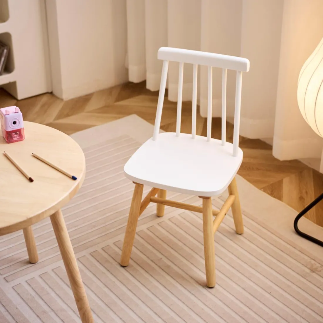 Lot de 2 chaises pour enfant NESNA design moderne et sa structure en bois massif blanc