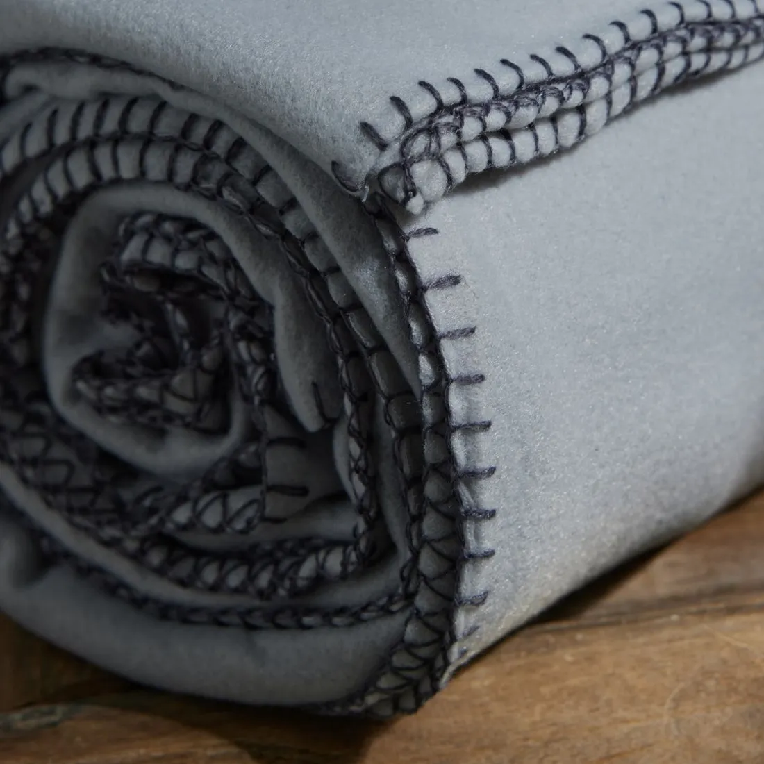 Plaid Polair en Polyester 220 x 240 BIEN AU CHAUD Acier