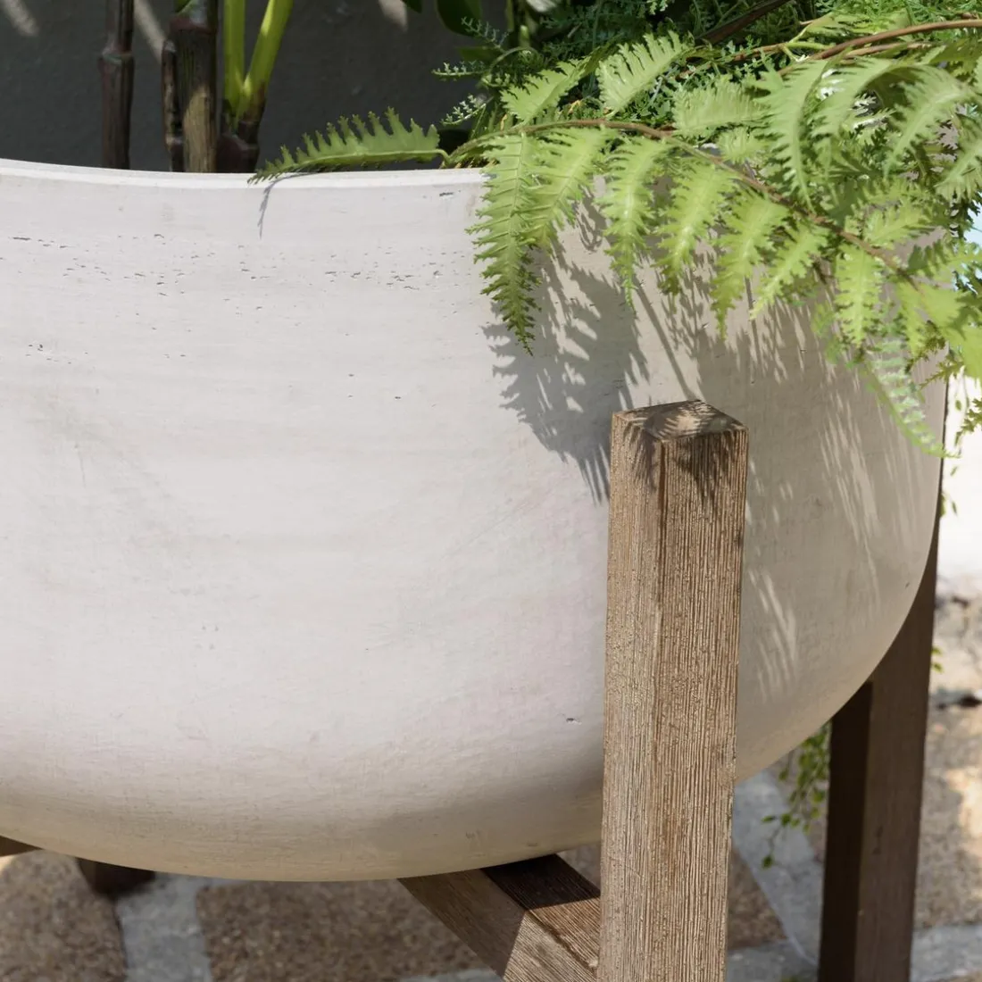 Pot de fleur rond en béton sur pieds en acacia marron HECTOR