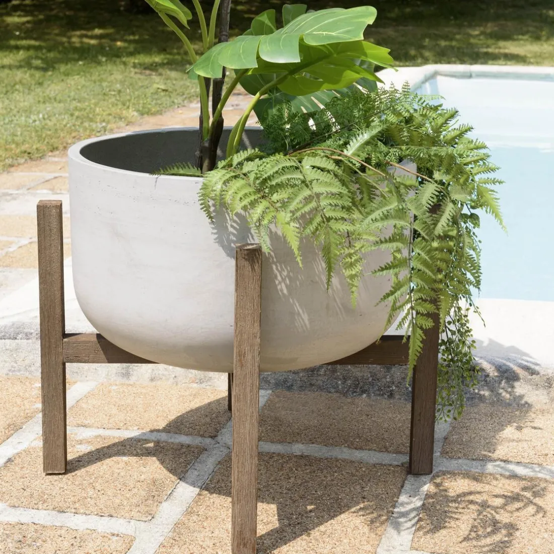 Pot de fleur rond en béton sur pieds en acacia marron HECTOR