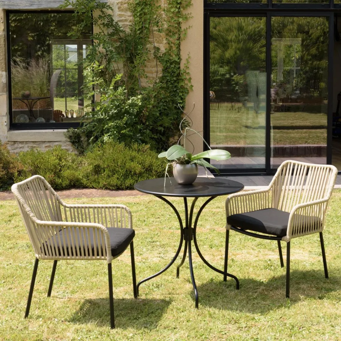 Salon de jardin 2 personnes Table ronde 70x70cm et 2 fauteuils beiges et noirs en cordage