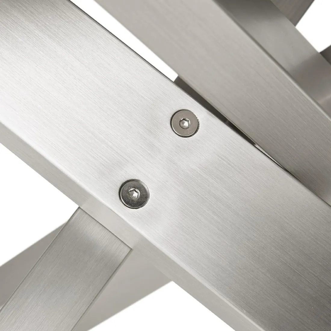 Table à manger 'WALABY' en bois finition Noyer avec pied central en métal