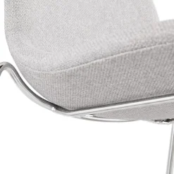 Tabouret de bar empilable 'FAKIR' en tissu gris clair et pied en métal chromé