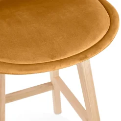 Tabouret de bar 'MORISS' en velours moutarde et pieds en bois naturel