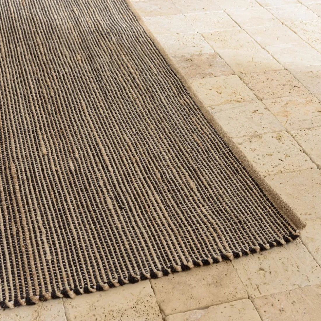 Tapis rectangulaire en jute et coton couleur sable et noir QUENTIN
