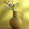 Vase contemporain en métal Jaune